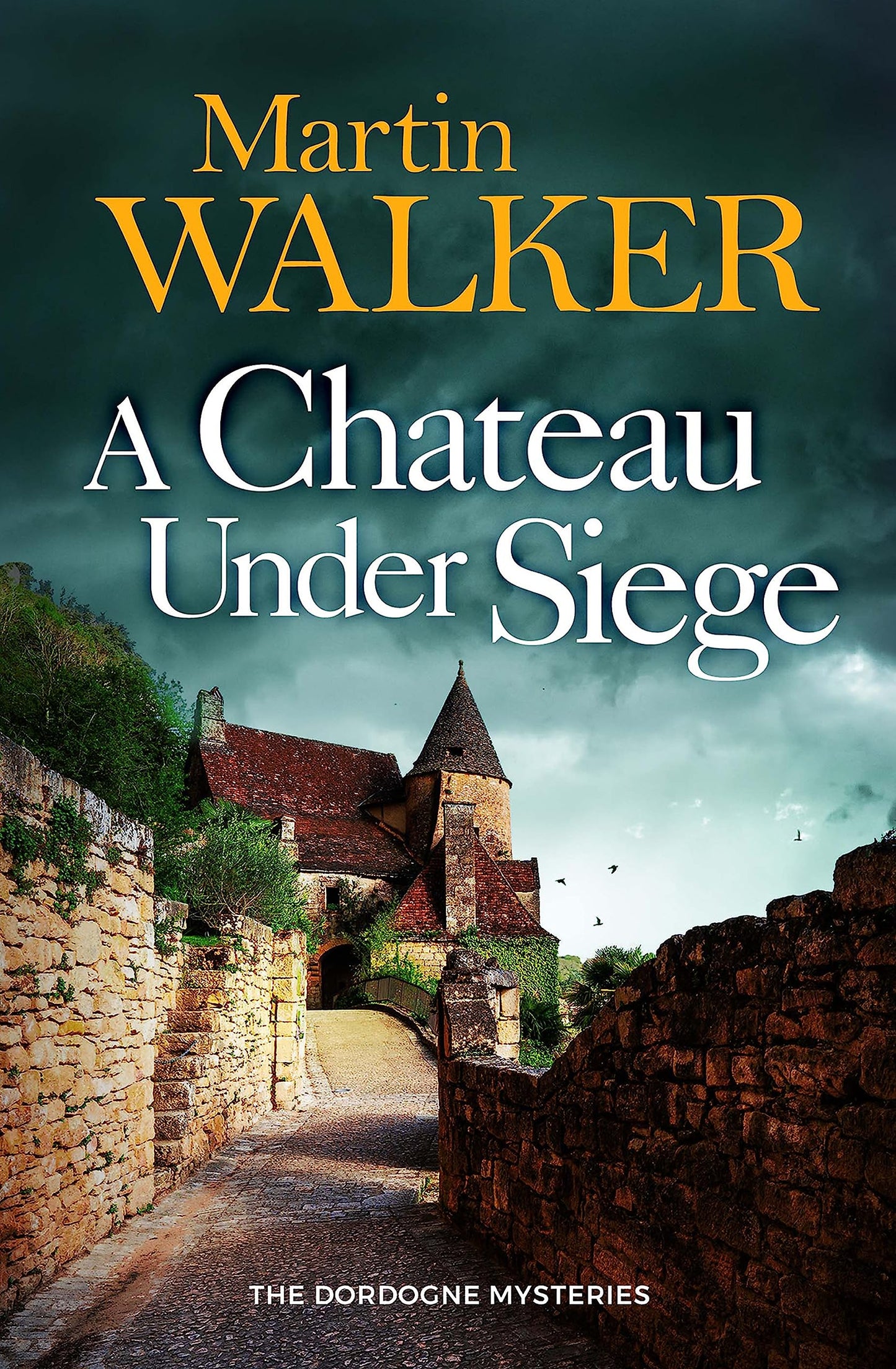 Quercus A Chateau Under Siege. [Paperback] Martin Walker