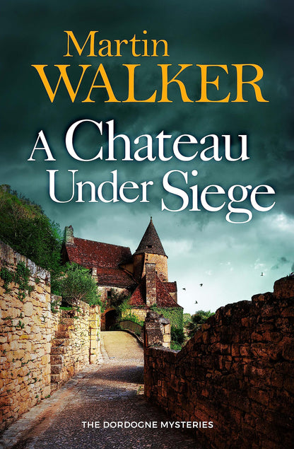 Quercus A Chateau Under Siege. [Paperback] Martin Walker